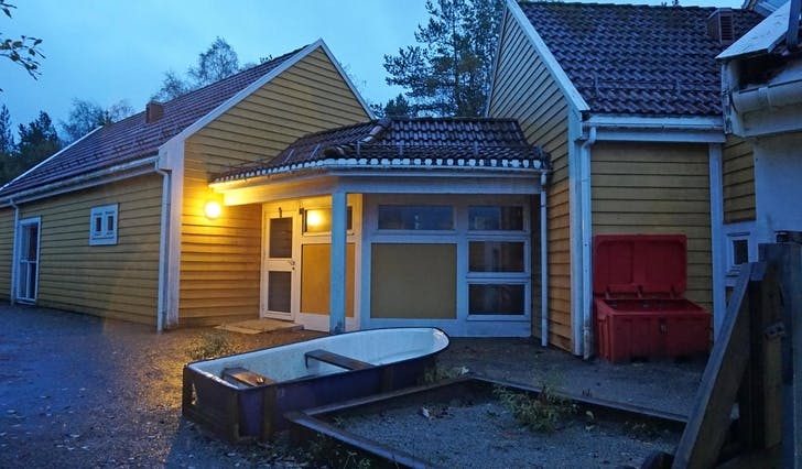 Den gamle, nedlagte barnehagen på Skeie blir no brukt som lager. (Bilde frå 2021, foto: Kjetil Vasby Bruarøy)