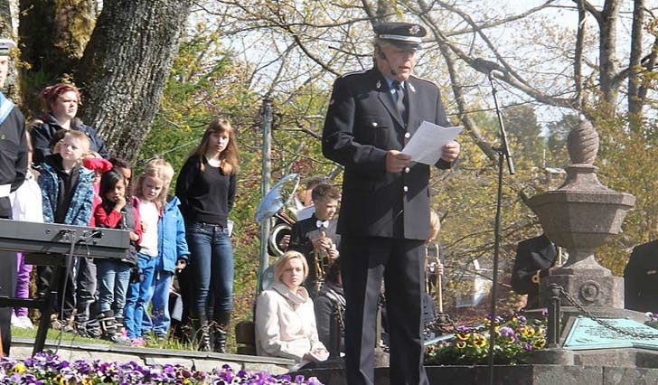 Brann- og redningsjef Stein Gjøsund var hovudtalar på minnemarkeringa 8. mai (Foto: Kari Marie Austevoll Lyssand)