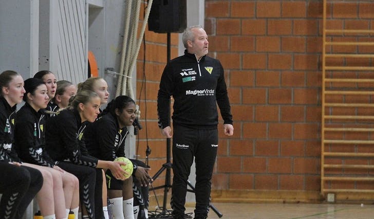 Ny hovudtrenar, Kenneth Husebø, her som assistent då Os slo BI 41-20 i november. (Foto: Kjetil Vasby Bruarøy)