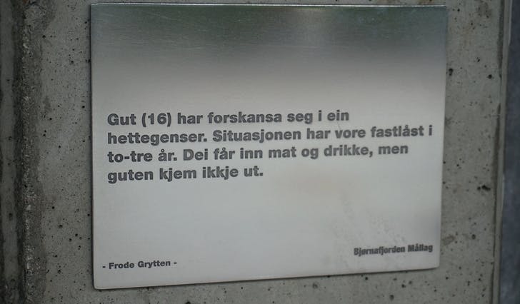 Del av Bjørnafjorden Mållag si diktløype på Osøyro. Nobelprisvinnar Jon Fosse er òg del av løypa. (Foto: Kjetil Vasby Bruarøy)