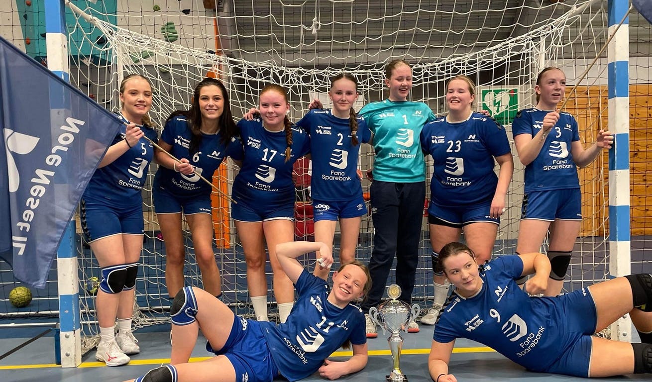 Nøgde jenter etter finalesiger i Nordfjordcup søndag. (Foto: privat)