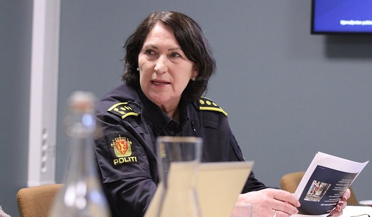 Politistasjonssjef Anne Lyssand fortel kva avtalar som gjeld for russen. (Foto: Kjetil Vasby Bruarøy.)
