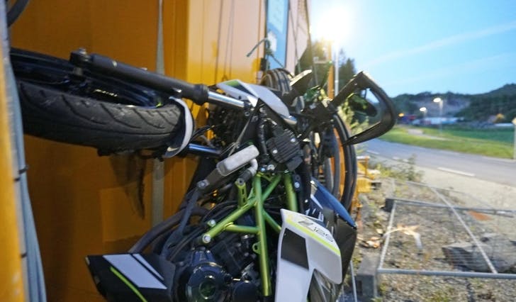 Førar skal ha ramla av, sykkelen trilla opp ein skråing og står fast mellom to konteinarar. (Foto: Kjetil Vasby Bruarøy)