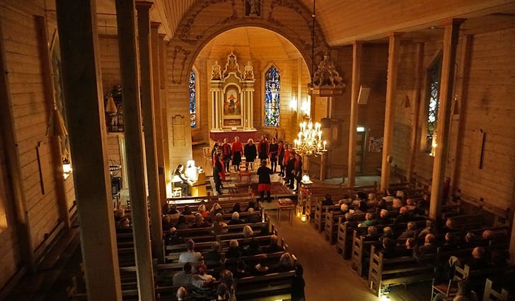 Os Vocalis sette julestemninga i Os kyrkje torsdag kveld. (Foto: Kjetil Osablod Grønvigh)