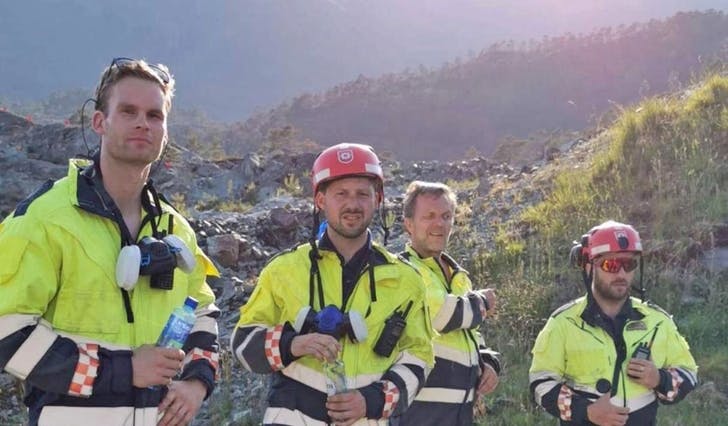 Fire av dei ni frå Bjørnafjorden brann og redning som hjelpte til i Samnanger. (Foto: Bjørnafjorden brann og redning)