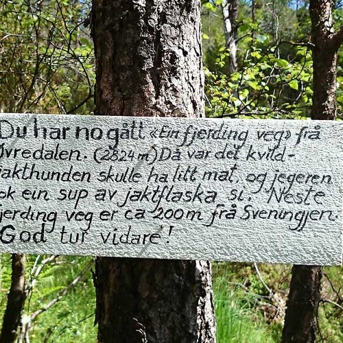 Ei av dei mange oppmuntringane frå Vildmarkens søn på veg opp til Svinningen (foto: Andris Hamre)