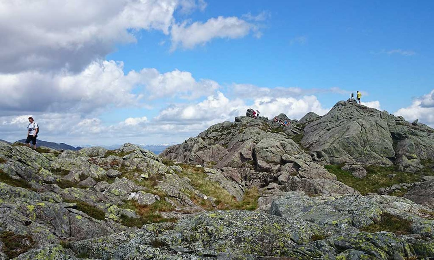 På Svinningen ser du til Kvam, Gullfjellet og utover fjorden (foto: Andris Hamre)