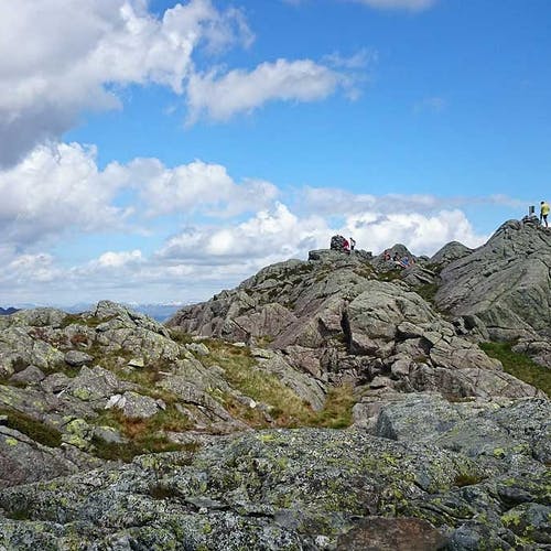 På Svinningen ser du til Kvam, Gullfjellet og utover fjorden (foto: Andris Hamre)
