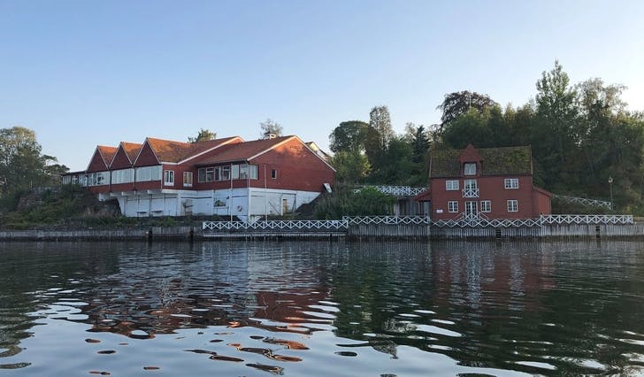 Planen er å riva det gamle fjordhotellet, men halda på sjøbua som hadde servering fram til 2009. (Bilde frå 2019, foto: Kjetil Vasby Bruarøy)