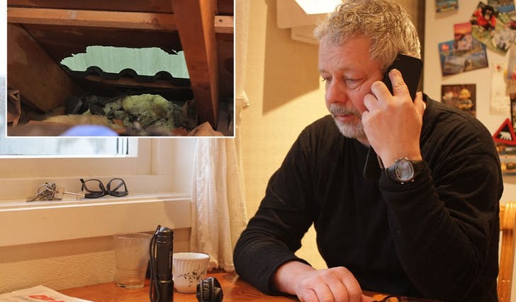 Henrik Nygård har sete mykje i telefonen i dag etter at orkanen Nina kasta ein carport gjennom hustaket og ned på tre bilar. (Foto: Kjetil Vasby Bruarøy)