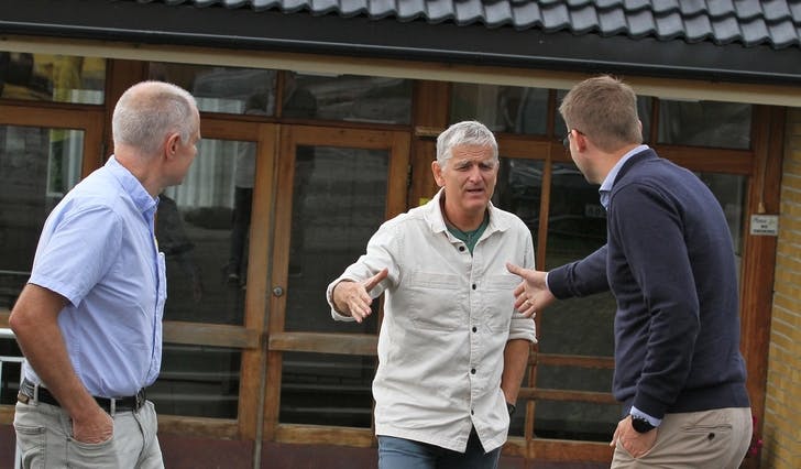 Rektor Henning Iversen, her då han i august tok imot Kjell Ingolf Ropstad. Jakob Enerhaug til venstre. (Foto: Kjetil Vasby Bruarøy)