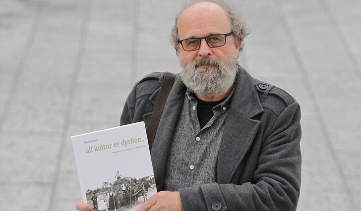 Forfattar Åsmund Lien med boka som blir lansert laurdag. (Foto: Kjetil Vasby Bruarøy)