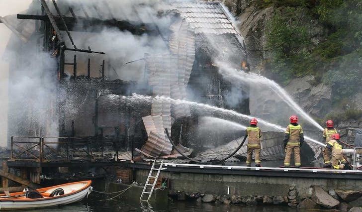 Brannvesenet sløkte med vatn frå eigne pumper samtidig som dei fekk hjelp av ambulansebåten Rygervakt, som har vannkanon. (Foto: Varde Film og Media)