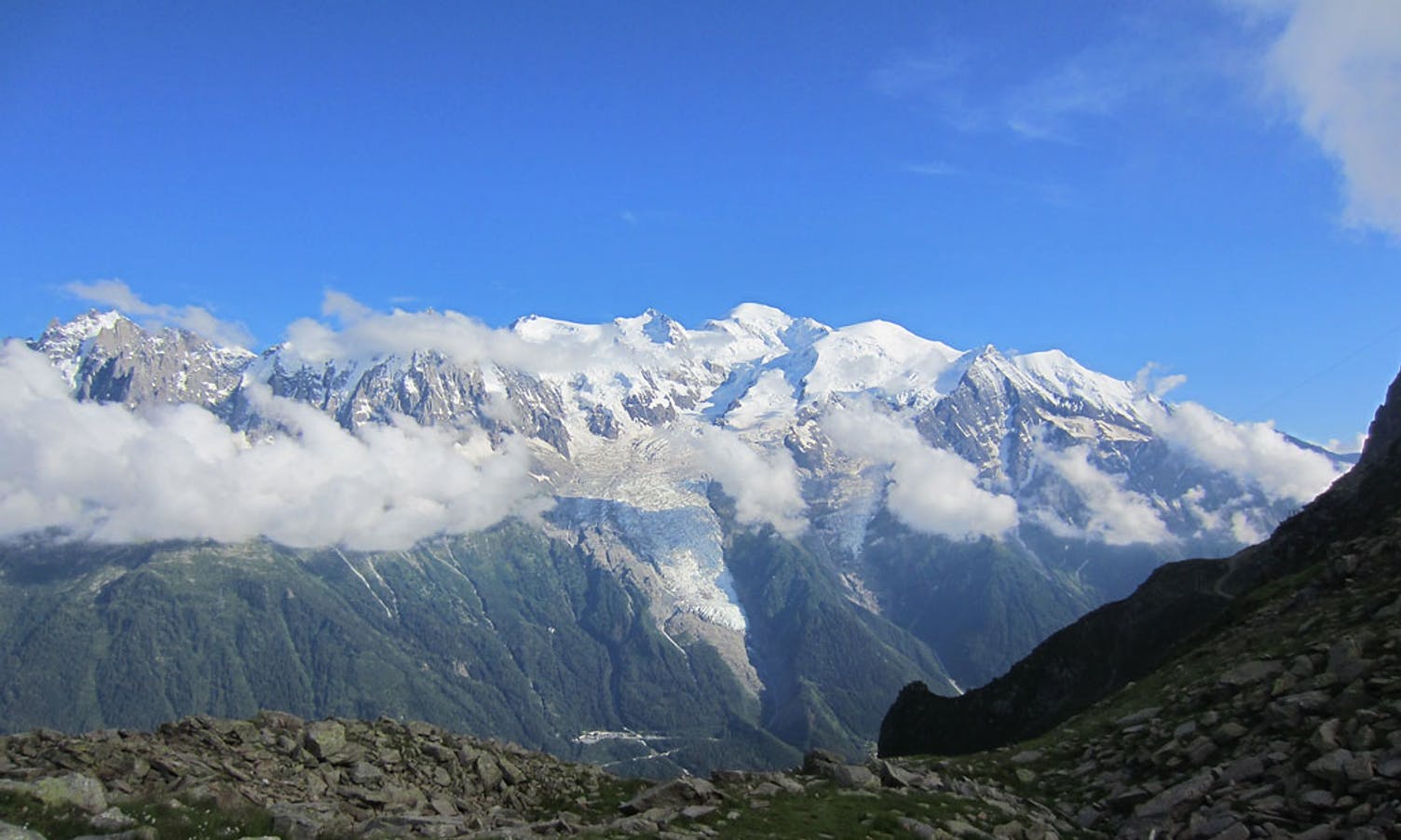Turistmålet Aigile du Midi midt i bildet, der det går bane opp til 3850 moh, tatt frå 4000 moh. (Privat foto)