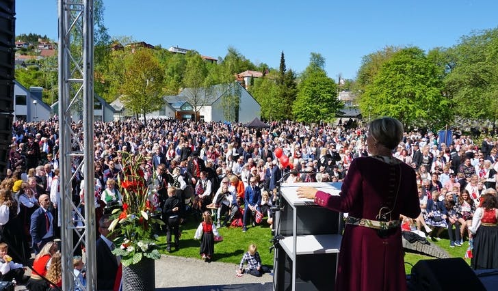 I år er det talar på Kyrkjeflaten igjen, for første gong sidan 2019. Her er folkemengda i 2018. (Foto: Kjetil Vasby Bruarøy)