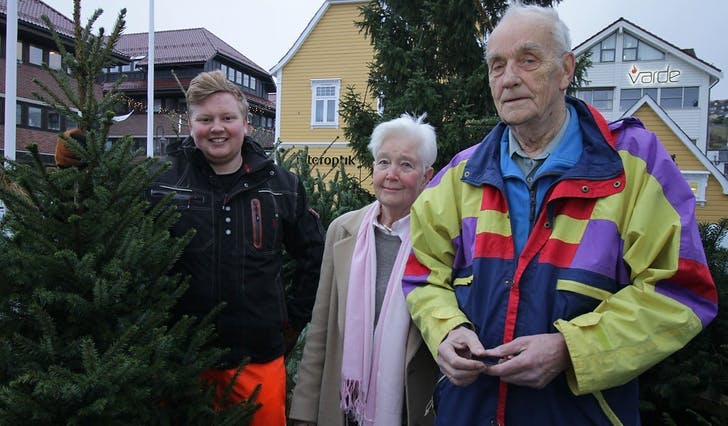 Jon Ole Botnevik gjorde som faren sin og bestefaren, selte juletre til ekteparet Sølvi og Arnfinn Haga. (Foto: Kjetil Vasby Bruarøy)