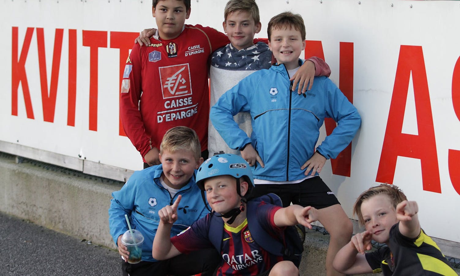 Unge Os-supportarar med godt humør i 1. omgang. (Foto: Kjetil Vasby Bruarøy)