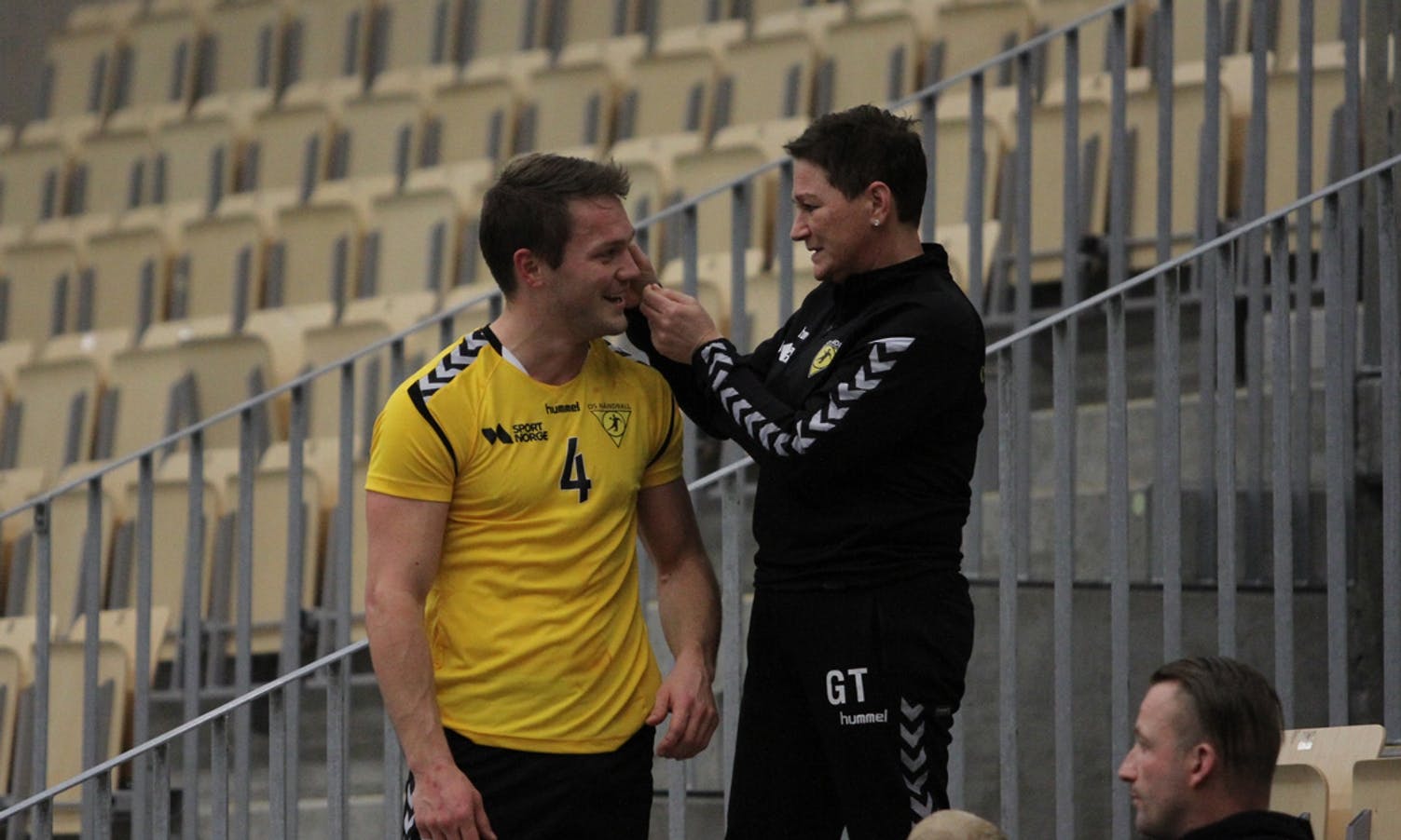 Arne Haugland måtte få hjelp frå Gitte Torp på damelaget etter eit ublidt møte med ein Sotraforsvarar (foto: AH)