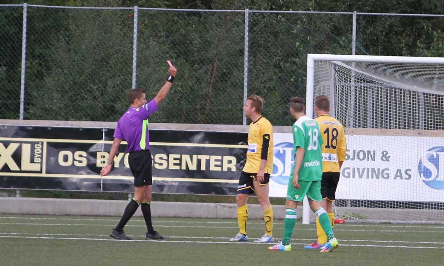 John Ole Johannessen hindra Lyngbø i å auka til 1-3, men fekk raudt kort for innsatsen. (Foto: KVB)