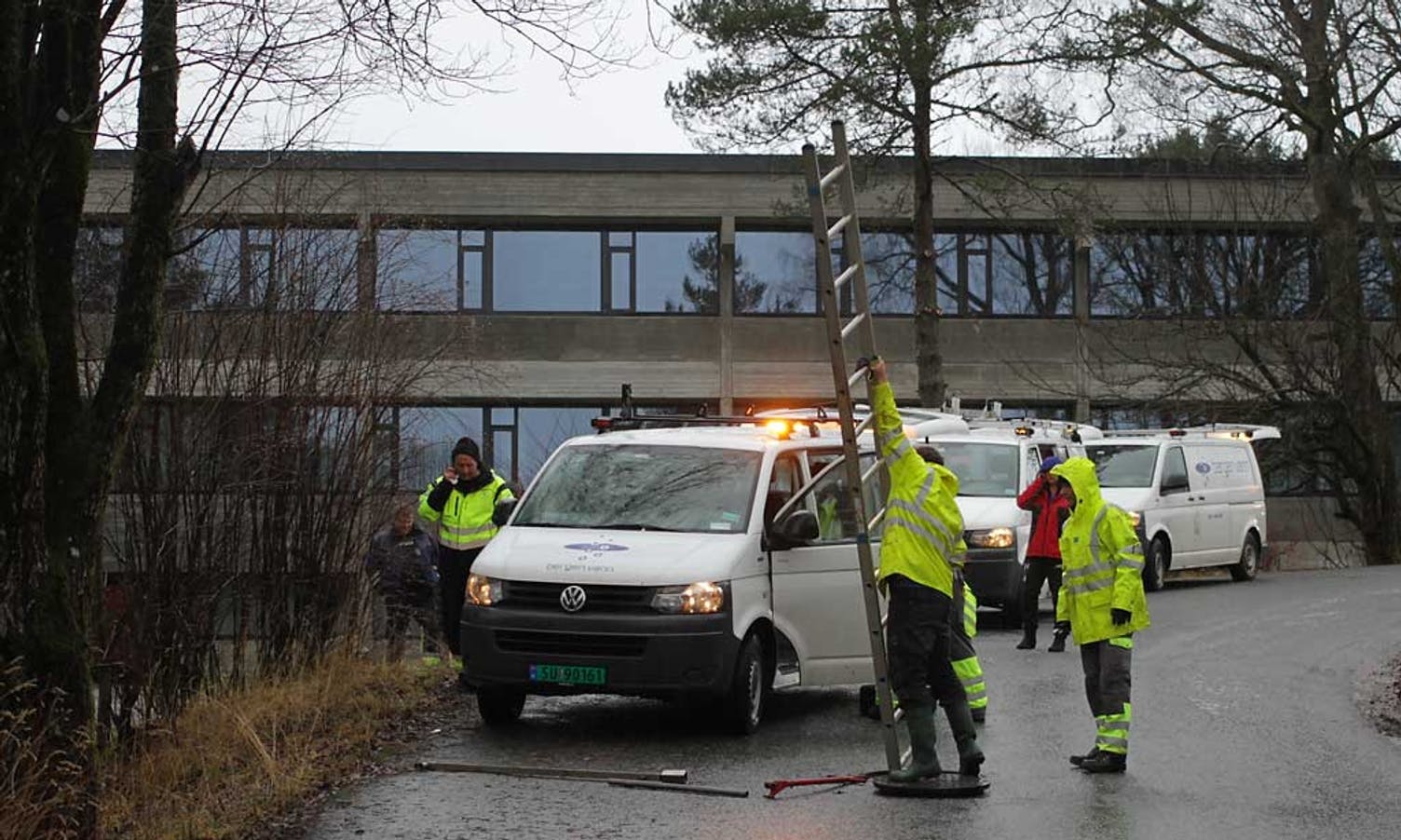 Her har Bergen Vann fått stengt ein krane nær leidningsbrotet. (Foto: Kjetil Vasby Bruarøy)