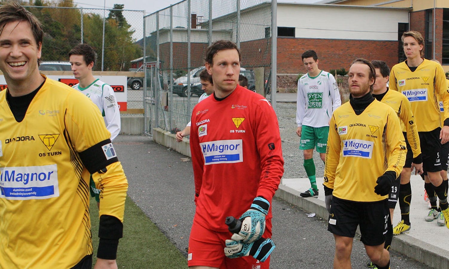 Anders Kloven i innmarsj til siste heimekamp i 2013. (Foto: Kjetil Vasby Bruarøy)