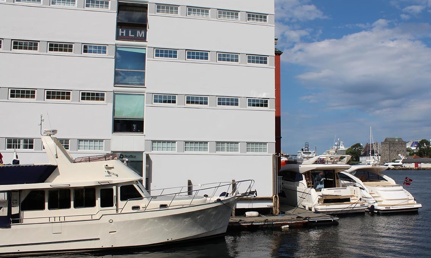 Frå basen i Blaauwgården selte han 84 store bruktbåtar i 2015.