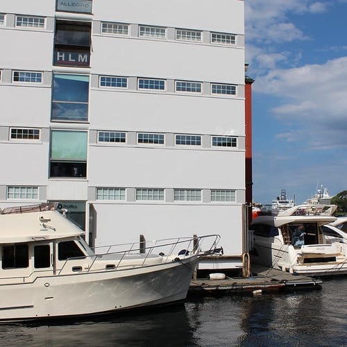 Frå basen i Blaauwgården selte han 84 store bruktbåtar i 2015.