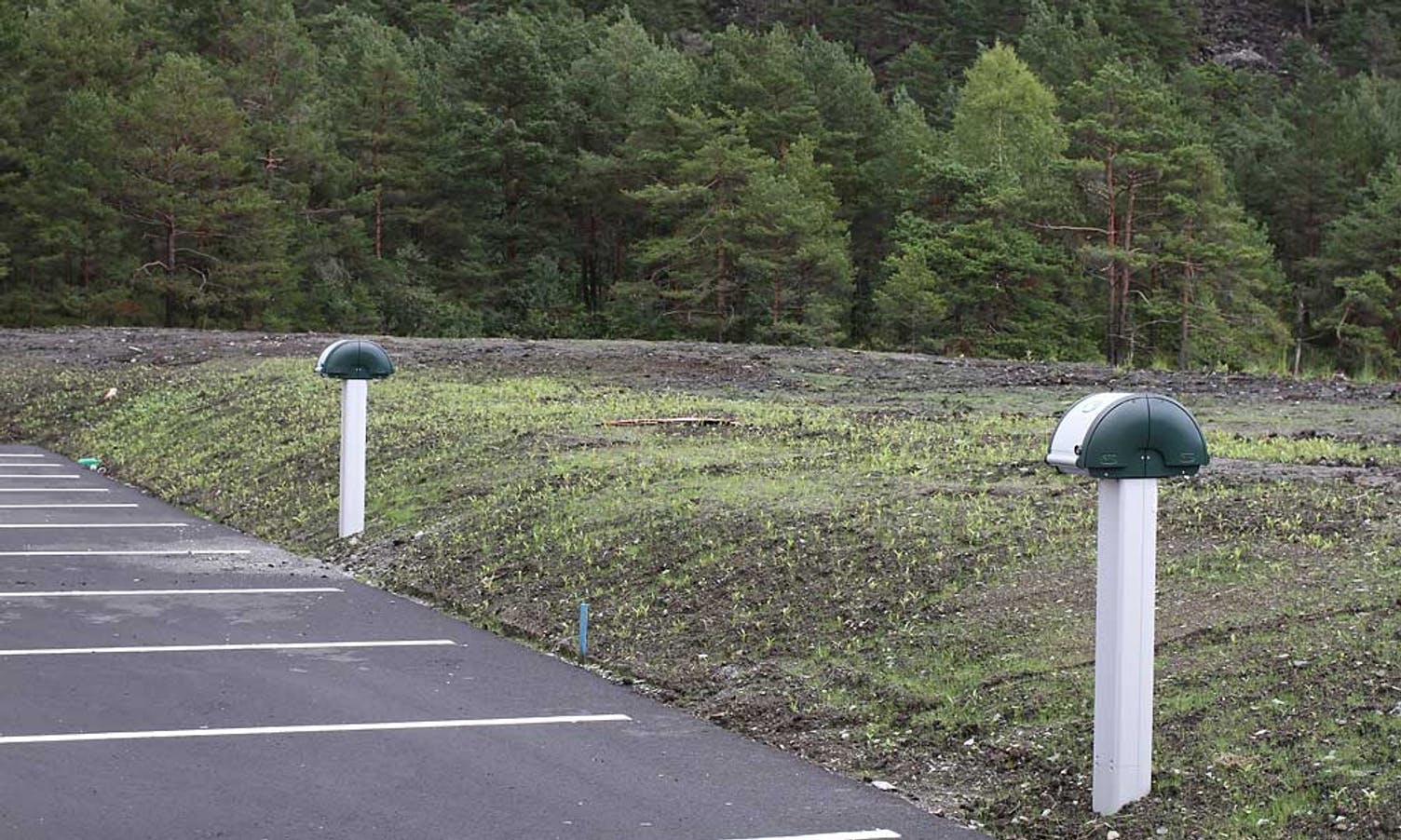 Parkeringsplassen har to ladepunkt for elbilar. (Foto: Kjetil Vasby Bruarøy)