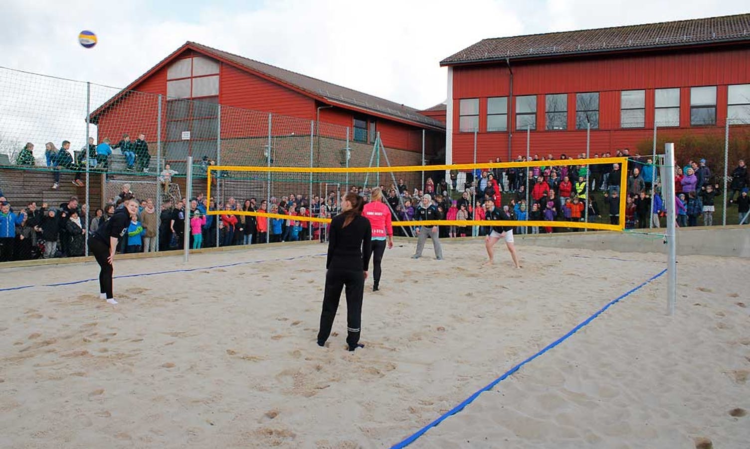 Før trenarane og spelarane frå Søre Neset Volleyball spelte ein liten oppvisningskamp (foto: Andris Hamre)
