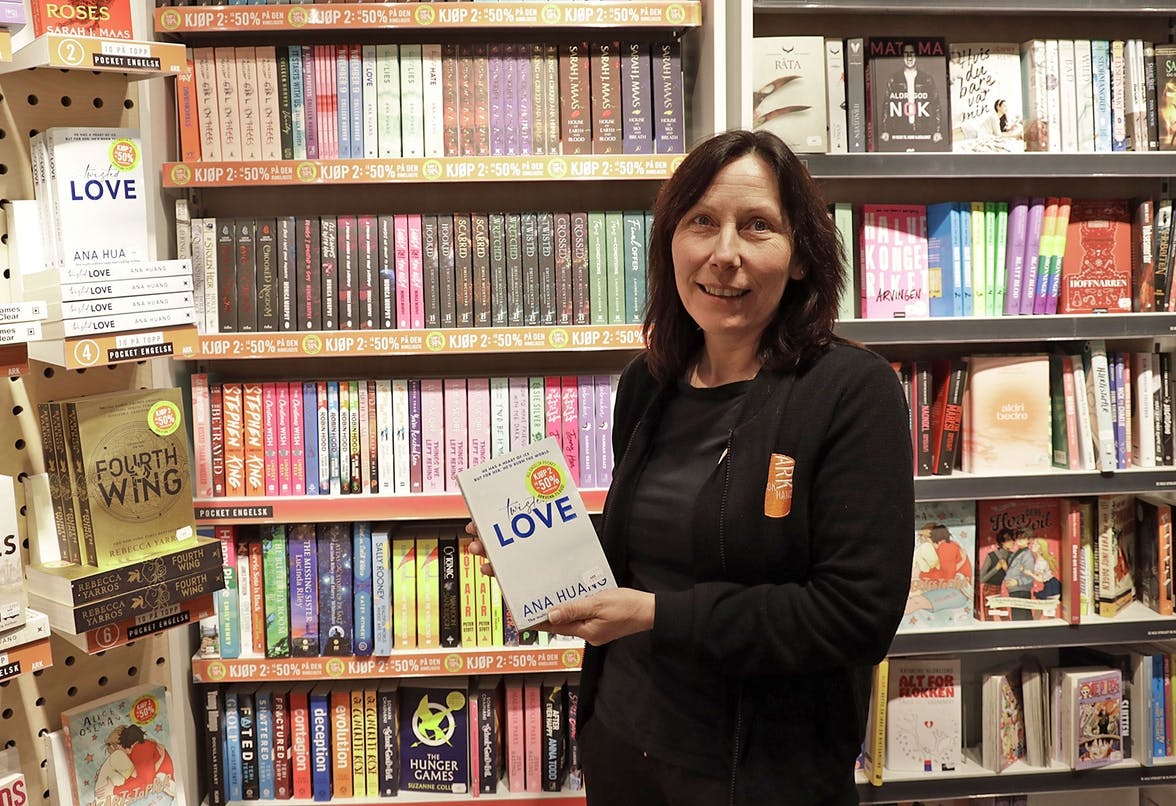 Butikksjef Anne-Christin Aasen fortel at engelskspråkleg skjønlitteratur óg sel godt. (Foto: Marie Kroka)