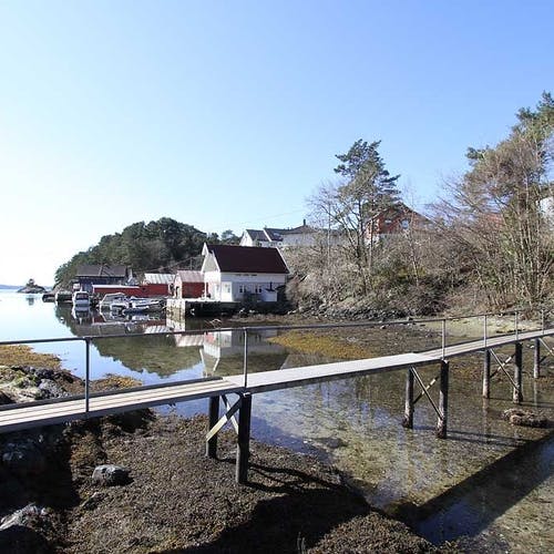 Bak nausta ligg Torsneset, der utbygginga starta i september. (Foto: KVB)