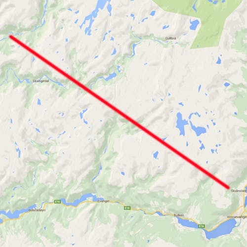 I luftlinje ser det sånn ut, men Klas og Ole skal løpa mot Myrkdalen før dei svingar sør til Voss. (Google Maps)