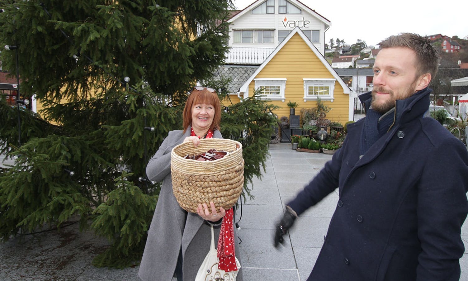 Laila og Daniel organiserte trekninga på Torget i dag. (Foto: Kjetil Vasby Bruarøy)