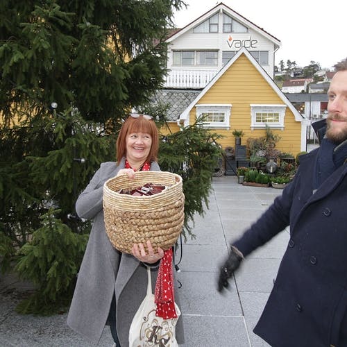 Laila og Daniel organiserte trekninga på Torget i dag. (Foto: Kjetil Vasby Bruarøy)