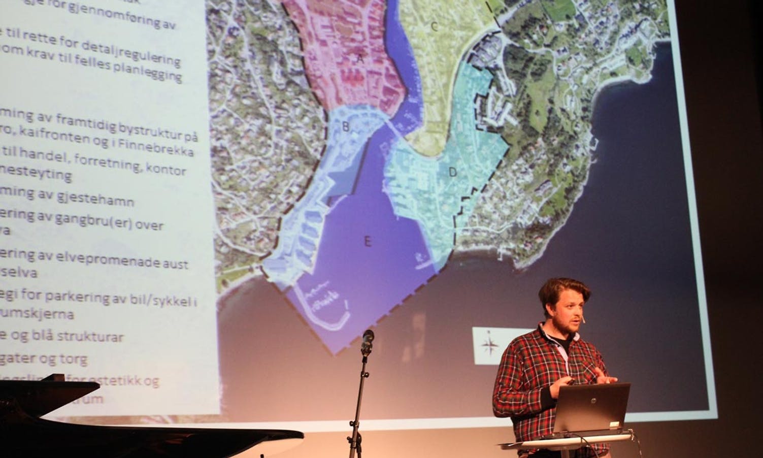 Sakshandsamar Henning Wenaas Ribe forklarte kva ein områdeplan er (foto: AH)