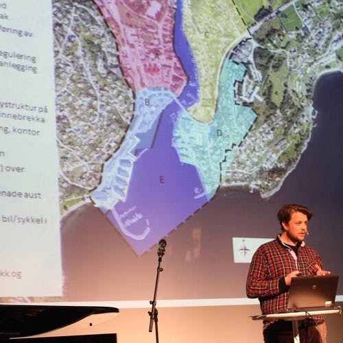 Sakshandsamar Henning Wenaas Ribe forklarte kva ein områdeplan er (foto: AH)