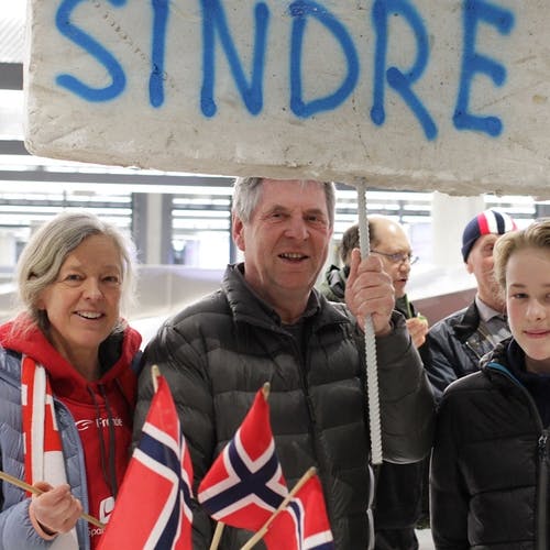 Arne Monsen (midten) saman med mor og bror til Sindre, Janneche og Sigurd.