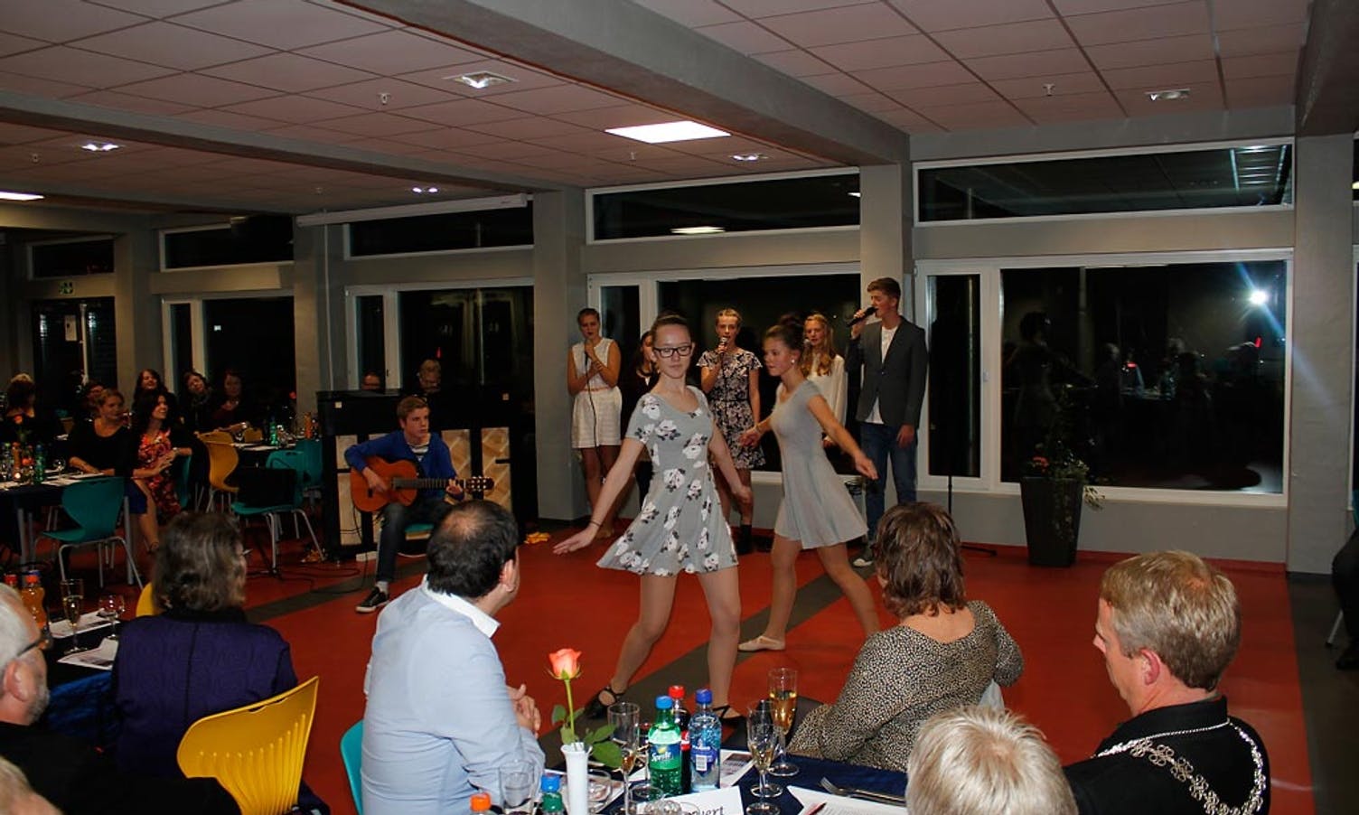 Elevane viste sine kunstneriske sider med dans.... (foto: Andris Hamre)