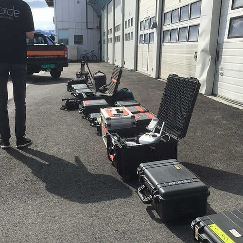 Varde reiste til Sogndal med to av dei fem dronane sine. (Foto: Varde)