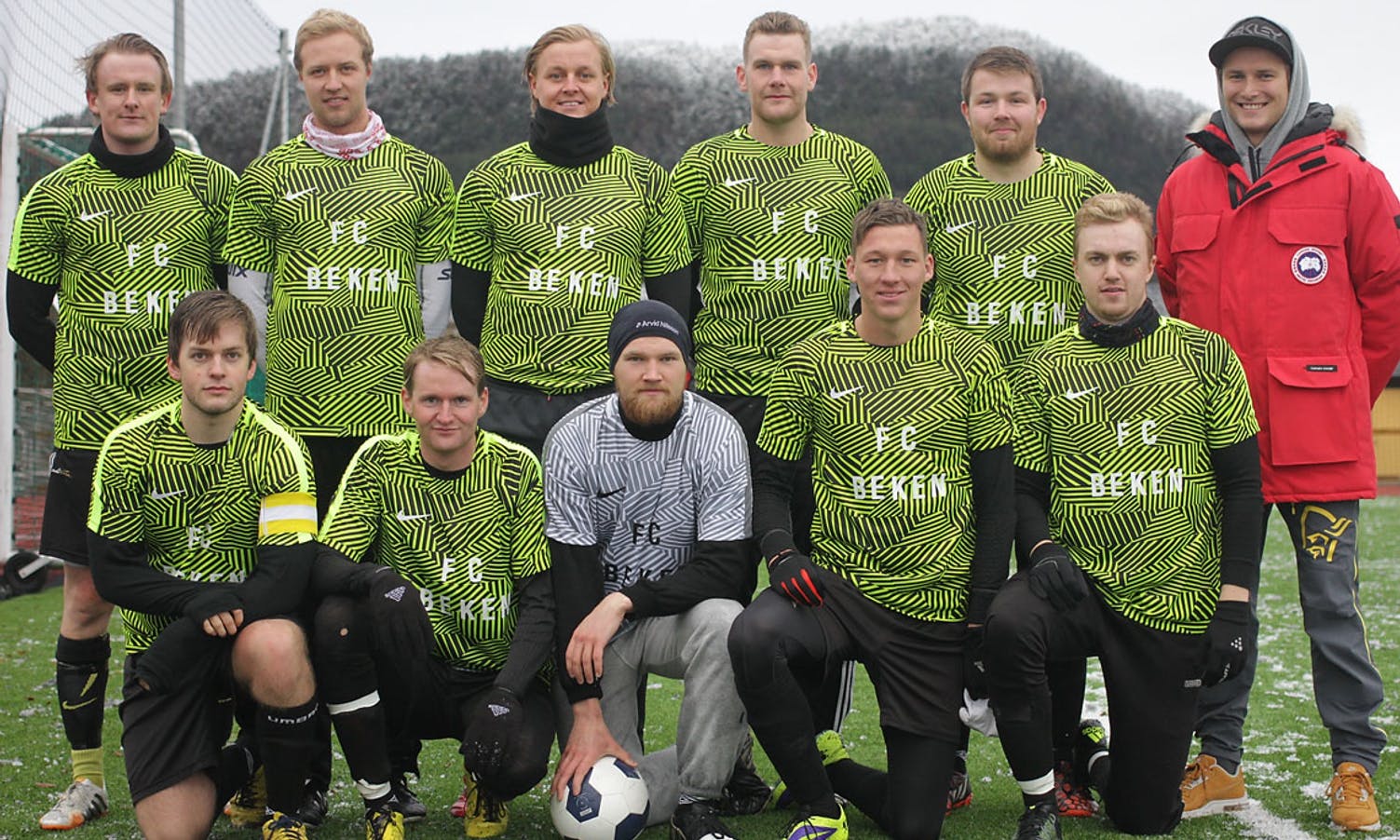 Veteranane FC Beken stilte med nye drakter i år. (Foto: KVB)