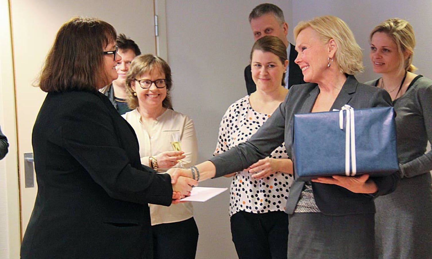 Klinikkdirektør Ingrid Johanne Garnes hadde med gåve til Gry og dei andre på Os Nærjordmorsenter. (Foto: KML)