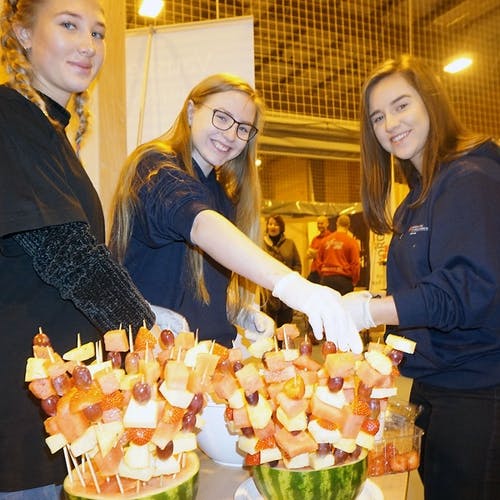 Gisela, Anja og Anja byr på sunn mat. (Foto: KVB)