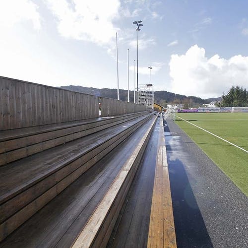 Os Fotball sin tribune har neppe plass til alle som vil sjå NM-kampen.  (Foto: Kjetil Vasby Bruarøy)