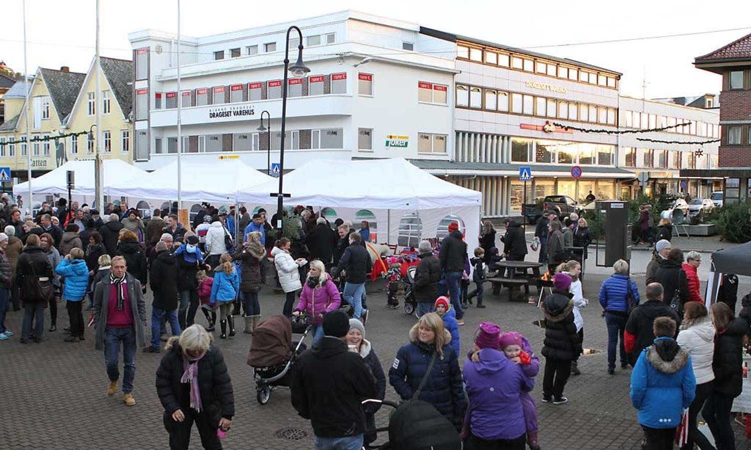 Julemarknaden lokkar mykje folk til Os i dag. (Foto: KVB)
