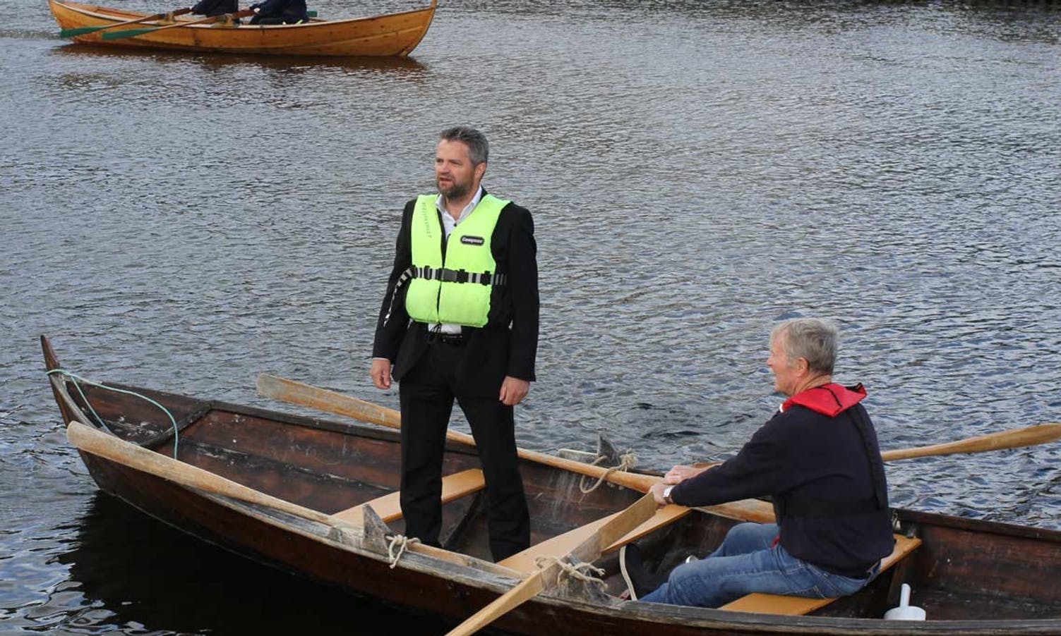 Med dirigenten i båt ute i elva (foto: AH)