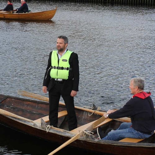 Med dirigenten i båt ute i elva (foto: AH)