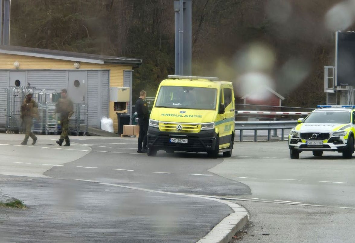 Politi og ambulanse rykte ut til Halhjem i går. (Foto: tips@midtsiden.no)