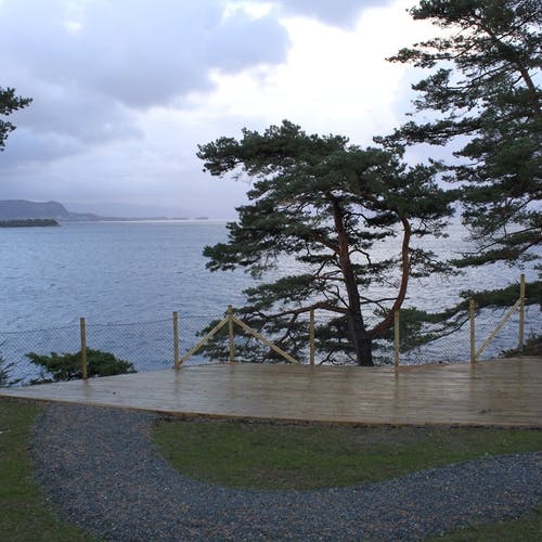 Ein platting med utsikt over fjorden er på plass (foto: AH)