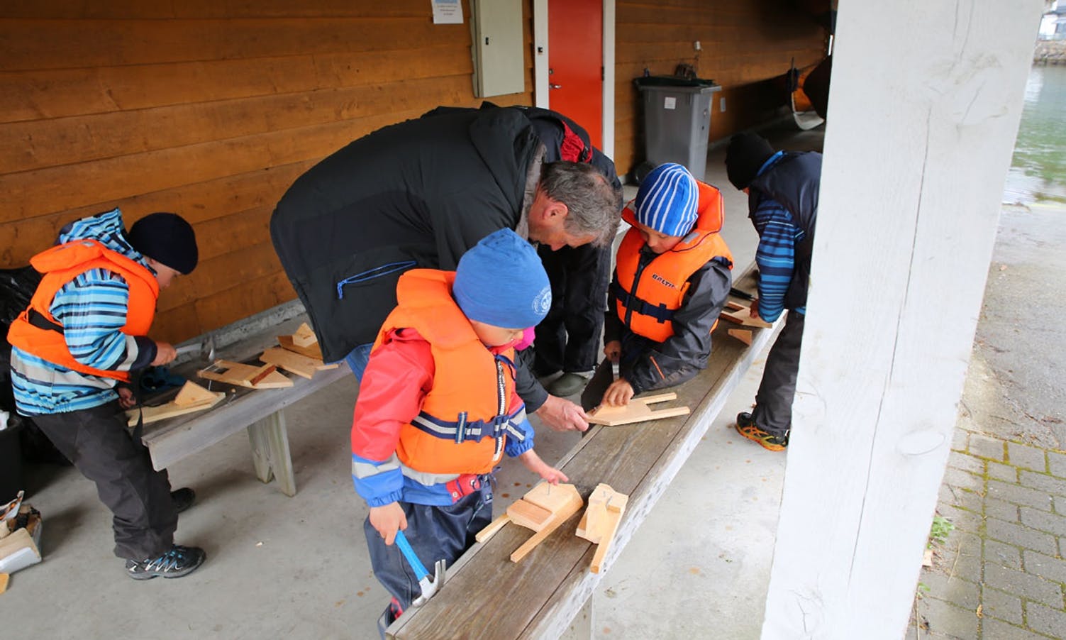 Geir Jonassen hjalp til, også med båtbygging (foto: André Marton Pedersen)