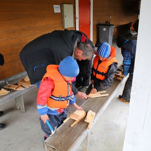 Geir Jonassen hjalp til, også med båtbygging (foto: André Marton Pedersen)